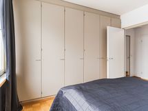 Makuuhuone 1 kaapisto.