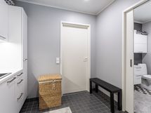 Kodinhoitohuoneesta pääsee kulkemaan niin wc:hen kuin olohuoneeseenkin