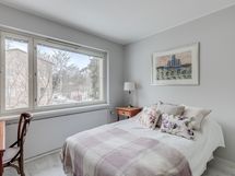 Makuuhuone omassa rauhassaan.