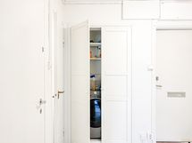 Eteisen komeroon saat asetettua pyykinpesukoneen.