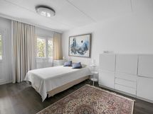 Makuuhuoneesta käynti lasitetulle parvekkeelle