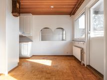 Ruokailutila avautuu olohuoneeseen