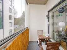 Hyvän kokoinen parveke, rauhallisilla näkymillä