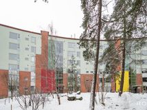 Värikkäät julkisivuelementit luovat rytmiä taloyhtiön julkisivupintoihin.