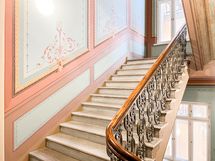 Upea tunnelma alkaa jo porraskäytävästä, jonka kattoa koristaa alkuperäiset maalaukset