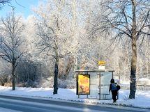 Bussipysäkki on taloa vastapäätä.