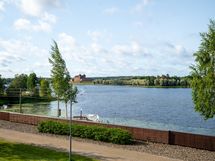 Parvekkeelta on upeat maisemat Vanajavedelle ja Hämeen Linnalle