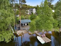 Lisäksi omalla rannalla ihana saunatupa