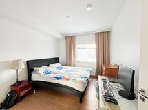 Kodissa on kaksi makuuhuonetta, joista toisen ikkuna on etelään.