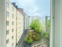 Rauhaisa näkymä sisäpihalle viidennestä kerroksesta etelään.