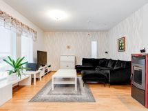 Tilava, valoisa olohuone