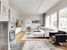 Olohuoneessa varaava takka