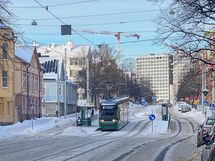 Lähin ratikkapysäkki on aivan vieressä.