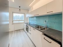 Tyylikäs ylimmän kerroksen koti, modernilla keittiöllä ja pinnoilla