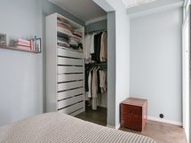 Vaatesäilytys makuutilan nurkassa.