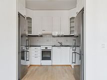 Hyvin varusteltu keittiö