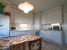 Keittiössä säilytystilaa ja tilaa myös keittiönpöydälle