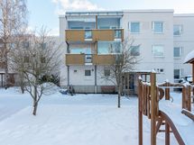 Asuinrakennuksen julkisivu suojaisan sisäpihan puolelta nähtynä.