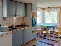 Keittiö ruokailutilalla