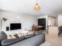 Näkymä olohuoneesta keittiön ja ruokailutilan suuntaan