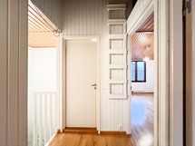 Yläkerran aulasta pääsee tilavalle parvelle.