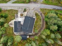 Rakennuksen pohjoispuolelta on ajoyhteys varastorakennukseen/ kelkkatalliin