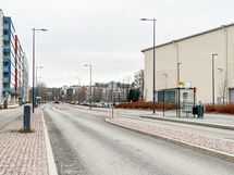 Linja-autot kulkevat viereistä Majurinkatua.