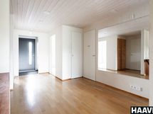 Sisäänkäynti tilavaan eteistilaan