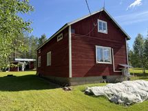 Päärakennus, taustalla ulko-wc ja -sauna