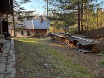 Takapiha idästä lännen suuntaan