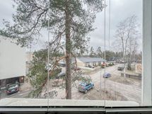 Asunnon parveke on lasitettu ja länteen päin.