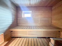 Saunan ikkuna tuo tunnelmaa löylyihin.