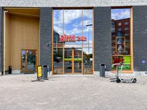 Asemalla myös 24h auki oleva lähikauppa.