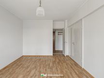 Olohuoneessa on hyvin seinäpintaa sijoittaa hyllyjä tai vitriiinejä.