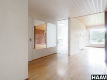 Näkymä eteistilasta keittiöön ja olohuoneen suuntaan