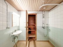 Tilavan kylpyhuoneen yhteydessä on oma sauna. Pesukone mahtuu.