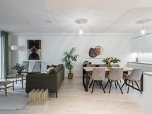 Havainnekuva ensimmäisen kerroksen vastaavasta olohuoneesta.