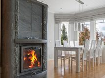 Olohuoneen varaava takkauuni.