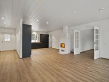 Kodin sydän on keittiön ja olohuoneen muodostama viihtyisä oleskelutila, jossa on myös varaava takka.