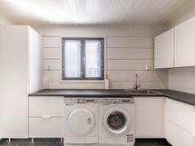 Kodinhoitohuoneessa paljon laskutilaa ja säilytystilaa