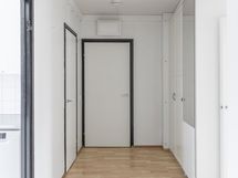 Eteisessä on säilytyskaapistot.