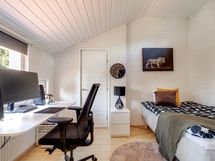 Yläkerran makuuhuone 2 