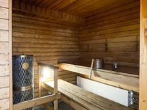 Taloyhtiön saunaosasto on siistissä kunnossa.