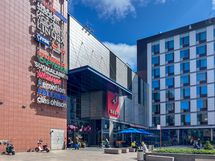 Kauppakeskus Selloon ja juna-asemalle on muutaman minuutin kävelymatka.