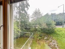 Ikkunasta näkymät ovat itään. Ikkunassa on sälekaihtimet.