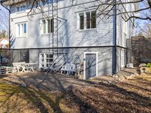 Asuntoon kuuluvalle piha-alueelle pääsee myös saunasta kodinhoitohuoneen kautta.