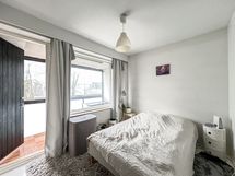 Makuuhuoneeseen mahtuu hyvin parisänky.