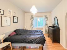 Makuuhuone on tilava ja sinne mahtuu muutakin kuin sänky.