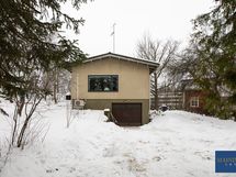 Autotalliin on vaivaton käynti takapihalta.