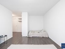 Olohuoneen yhteydessä on alkovi